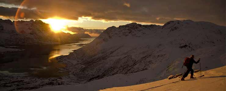 اسکی كردن زير آفتاب نيمه شب در نروژ شمالی
