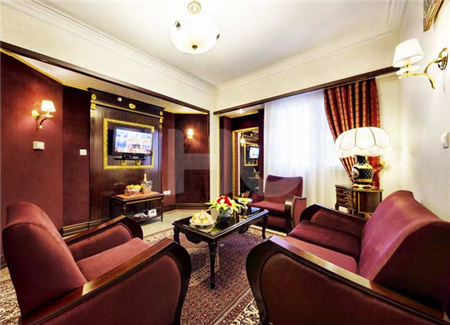 سالن پذیرایی واحد اقامتی هتل قصر مشهد