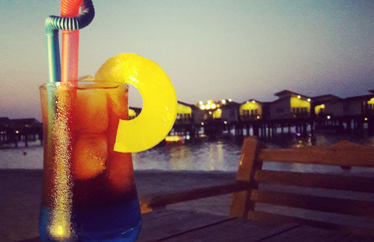 سرو نوشیدنی در کافه ساحلی  هتل ترنج کیش