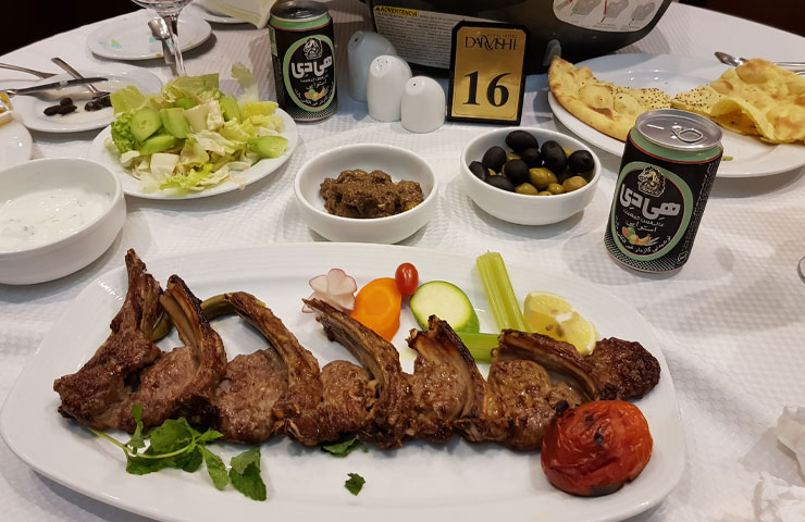 سرو غذای ایرانی در رستوران هتل درویشی مشهد 