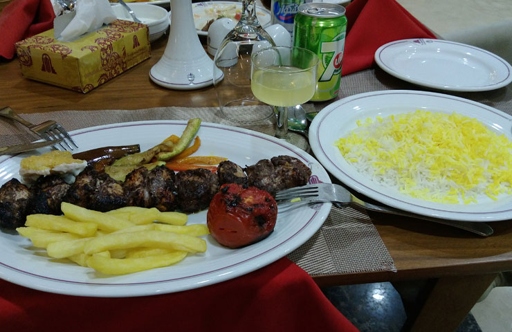 سرو غذا در هتل پارسیان آزادی خزر چالوس