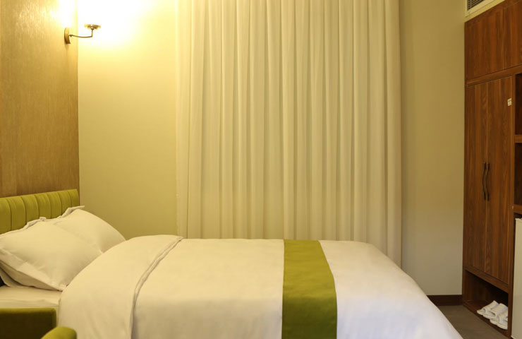اتاق دو تخته دبل هتل مینو قزوین با تم سفید و سبز