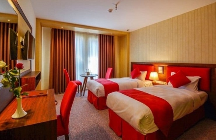 اتاق دو تخته توئین هتل شیرازیش شیراز با تم قرمز