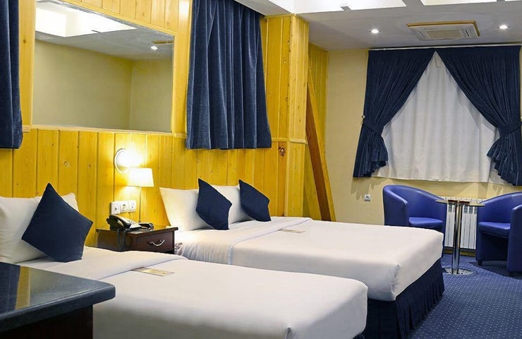 اتاق سه تخته هتل ستارگان شیراز با تم سورمه ای