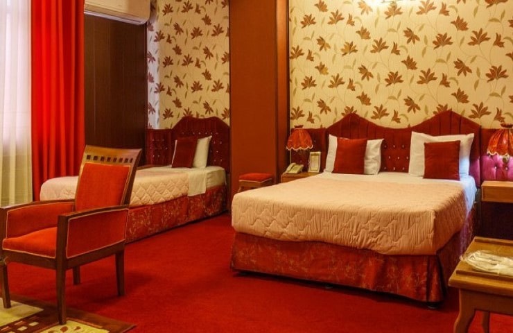 اتاق سه تخته هتل پارک سعدی شیراز با تم قرمز