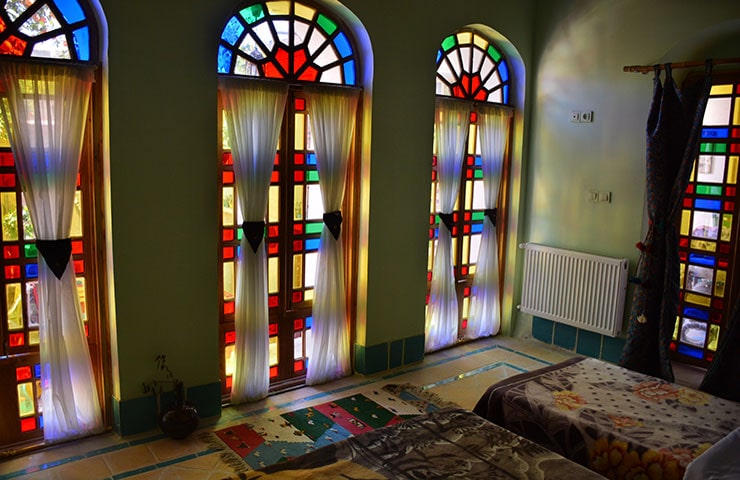 اتاق دو تخته توئین اقامتگاه بوم گردی عمارت هفت رنگ شیراز 