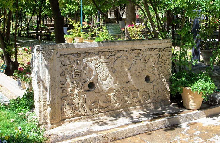 حیاط باغ نظر شیراز