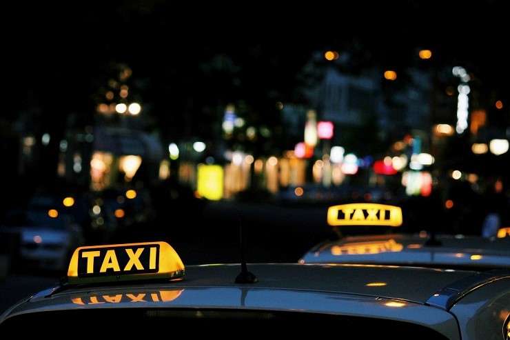 تابلو زردرنگ تاکسی در شب