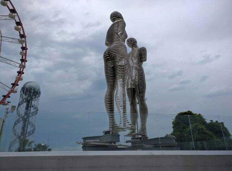 مجسمه ی علی و نینو باتومی