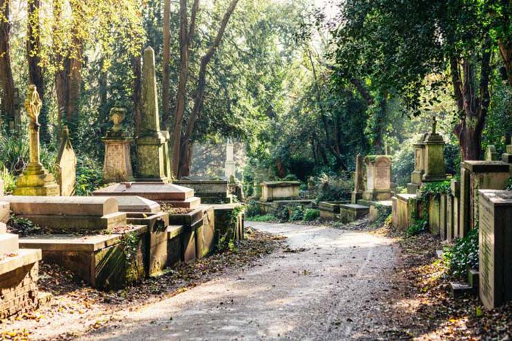 HIGHGATE CEMETERY, ENGLAND