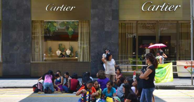 Sometimes, meeting spots are in front of luxury stores, such as Cartier