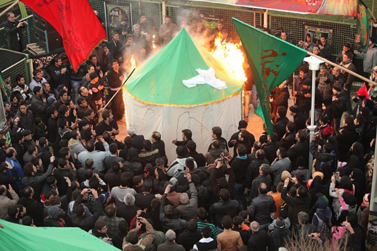 اجرای آئین سنتی « خیمه سوزان » عاشورای حسینی در شهر طاقانک