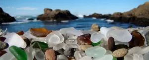 ساحل شیشه ای کالیفرنیا; بازی رنگ و آیینه
