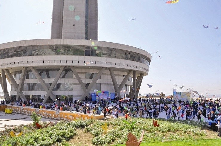 جشنواره بادبادک ها و حضور مردم در پای برج میلاد