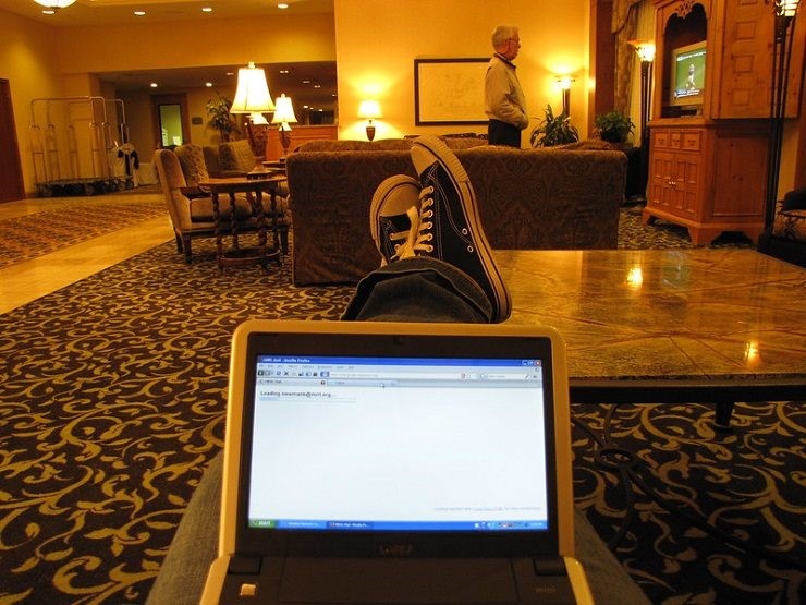 دسترسی به اینترنت در لابی هتل