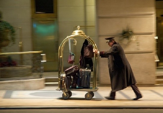 حمل چمدان توسط کارمند هتل