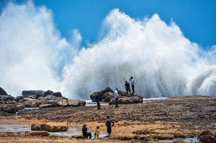 موج فشان ها در ساحل صخره ای چابهار