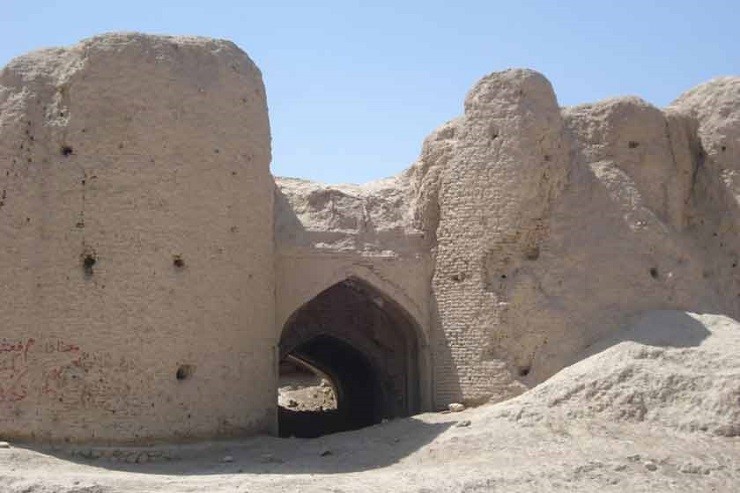 باقی مانده دیوارهای قلعه نارنج داراب