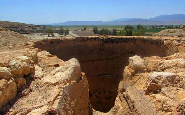 نمایی از آسیاب سنگی بر بلندای کوه