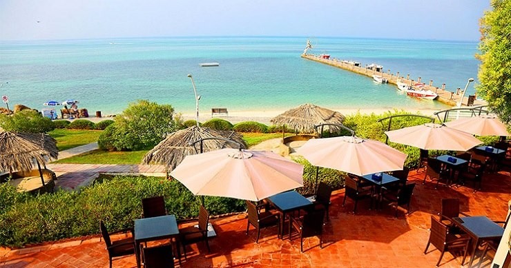 رستوران ساحلی حافظیه با چترهای آفتابگیر و چشم انداز دریا