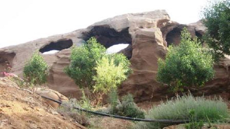 نمایی از گورستان سنگی اهواز