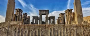 چرا ویرانه های باستانی تخت جمشید یکی از بزرگترین شگفتی های دنیای باستان محسوب میشود