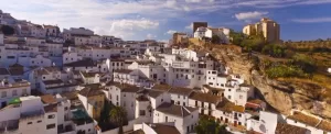 روستایی در زیر صخره ها در اسپانیا