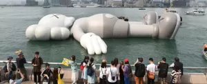 نمایش مجسمه غول پیکر هنرمندKAWS  در آب های هنگ کنگ