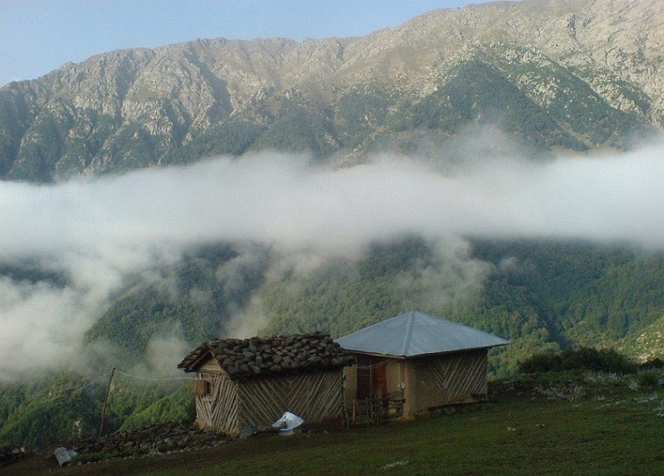 تصویری خیال انگیز از دو کلبه در روستای نوشا تنکابن در منطقه دوهزار