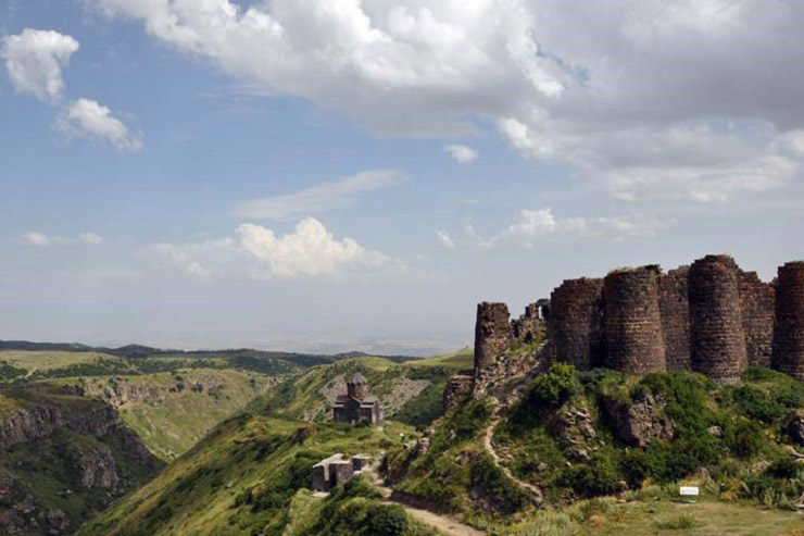 قلعه آمبرد و کلیسای استوتساتسین