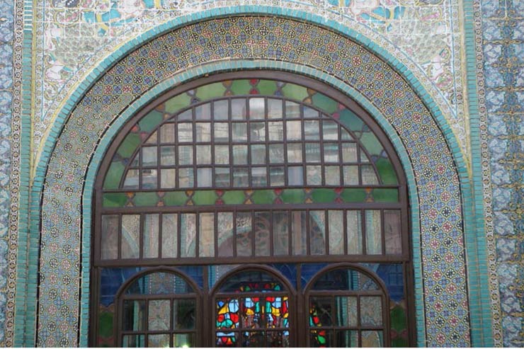 کاشیکاری و ارسی های بسیار زیبای ضلع شرقی حسینیه 
