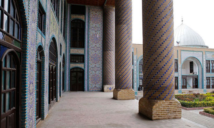 از تزئینات آجرکاری و کاشیکاری در بنای تکیه معاون الملکِ کرمانشاه