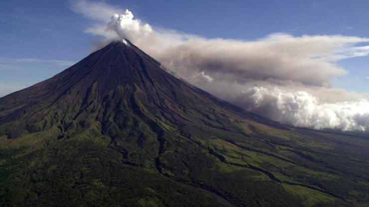 زیباترین و جذاب ترین آتشفشان های جهان 1 Mount Mayon, the Philippines
