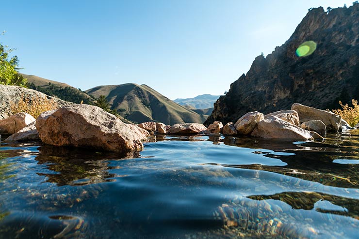 Enjoy hot spring at the foot of mountains.