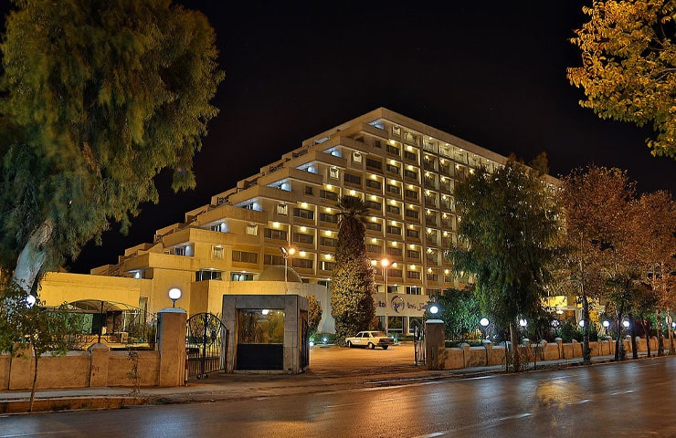 نمای ساختمان هتل هما شیراز در شب