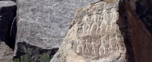 قبوستان-  منطقه‌ای باستانی با سنگ‌های آوازخوان