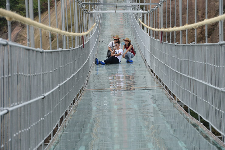 The cracking glass walkway in East Taihang, Hebei