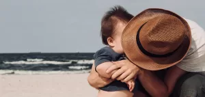 چگونه کودکان را در ساحل از آفتاب در امان نگه داریم