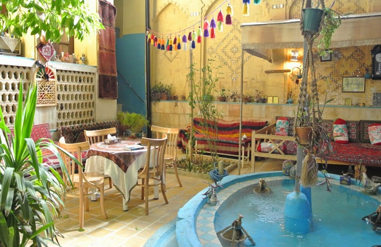 حوض و فضای باز اقامتگاه گلشن شیراز 