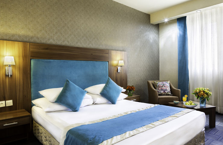 اتاق دبل هتل پارسیان شیراز با تم آبی 