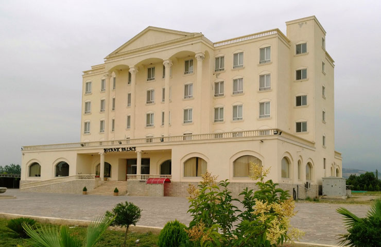 پارکینگ فضای باز  هتل قصر بوتانیک گرگان
