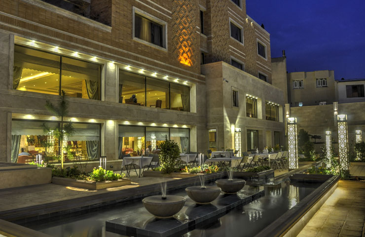 حوض و حیاط هتل زندیه شیراز 