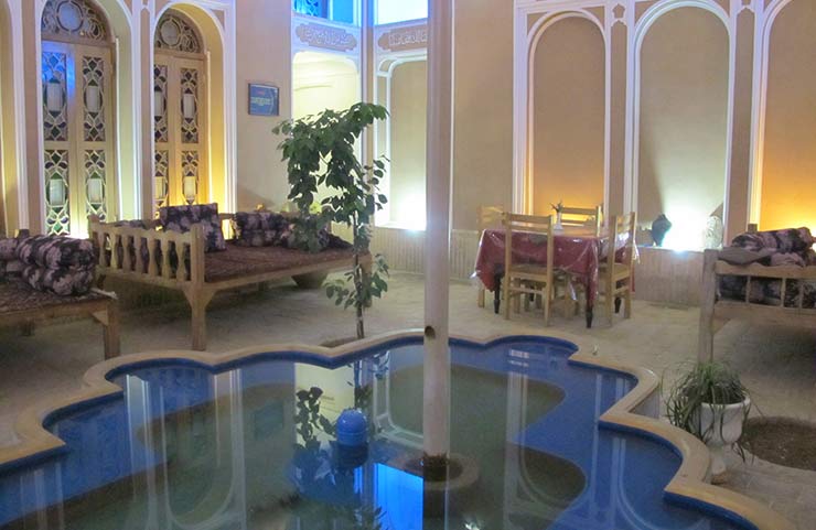 حیاط هتل موزه فهادان