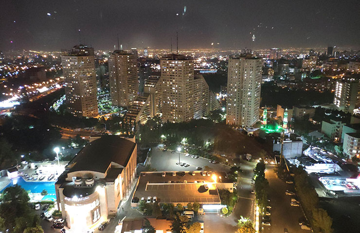هتل پارسیان آزادی تهران در شب