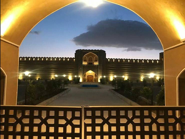 اقامتگاه قلعه وزیر رکن آباد میبد