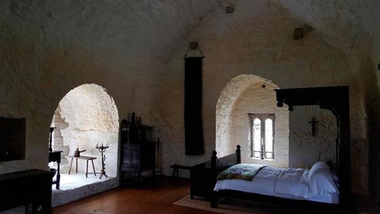 ۱۲ اقامتگاه غیر معمول در ایرلند- از گنبدهای حبابی تا یک کافه سلف سرویس 5 The Black Castle in Co. Tipperary