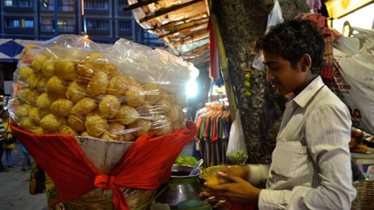 A puchka vendor