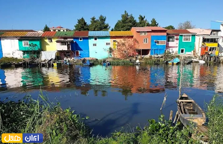 جاهای دیدنی بندر انزلی، سرزمین مردابهای آرام و رودهای روان 25 تصویری از خانههای رنگی محبوب و زیبا در کنار مرداب انزلی