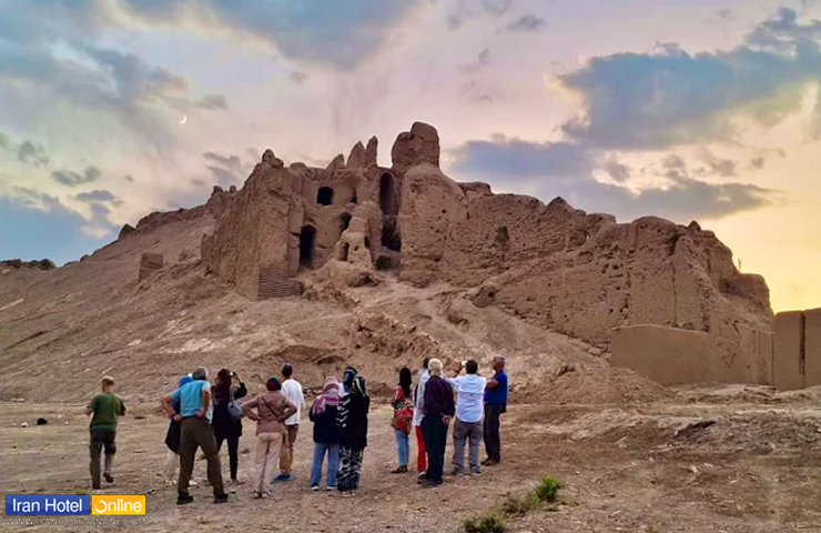 جاهای دیدنی کرمان؛ معرفی باغها، کویرها و جذابیتهای کرمان 32 گردشگرانی که در یک روز بهاری برای بازدید از قلعه اردشیر کرمان آمدهاند