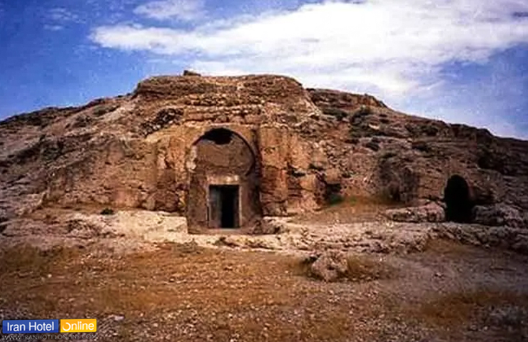 تصویری از بقایای به جامانده از آتشکده آذرجو در داراب شیراز 